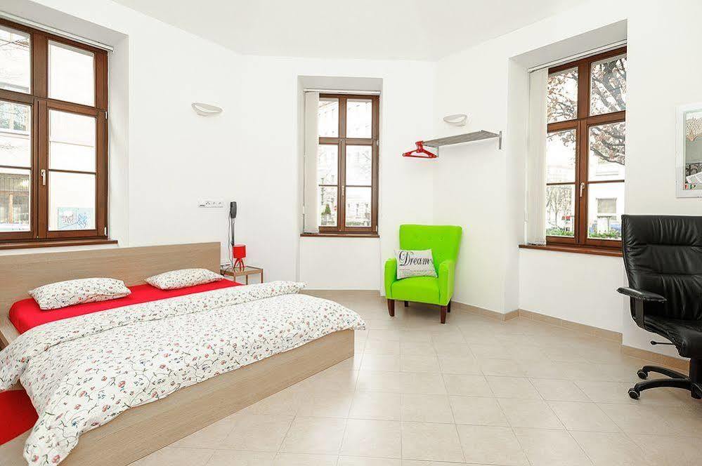 Ginosi Elema Apartel Praha Bagian luar foto