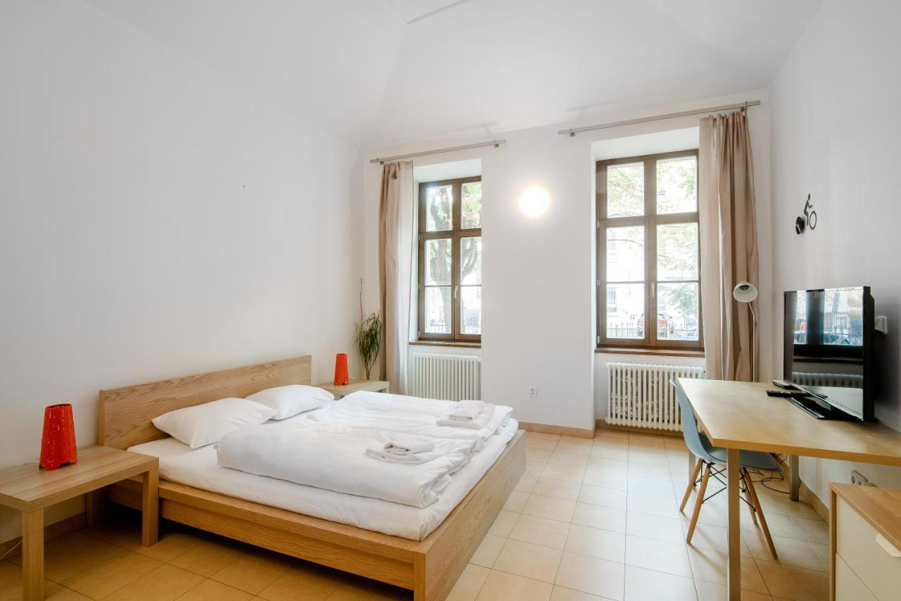 Ginosi Elema Apartel Praha Bagian luar foto