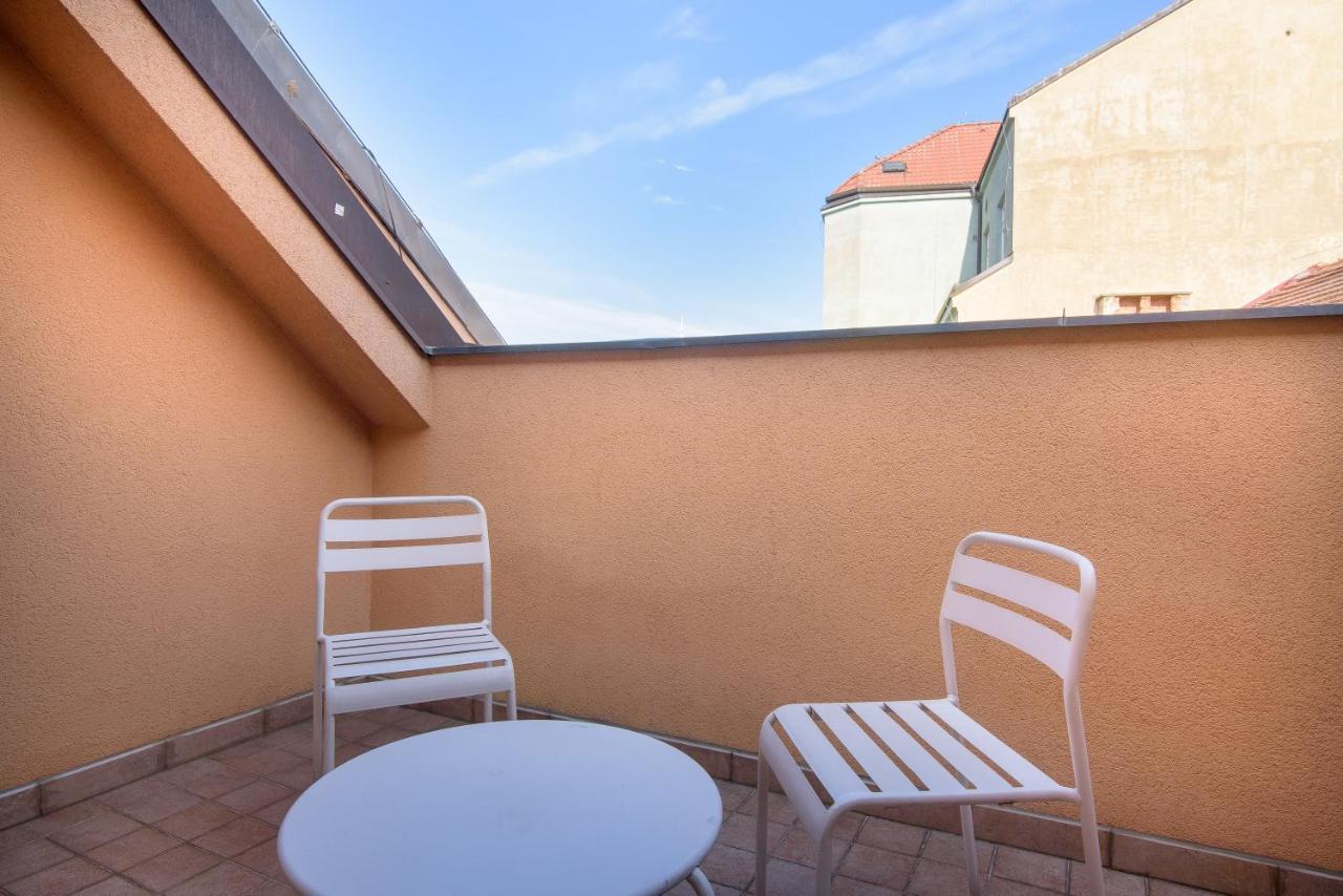 Ginosi Elema Apartel Praha Bagian luar foto