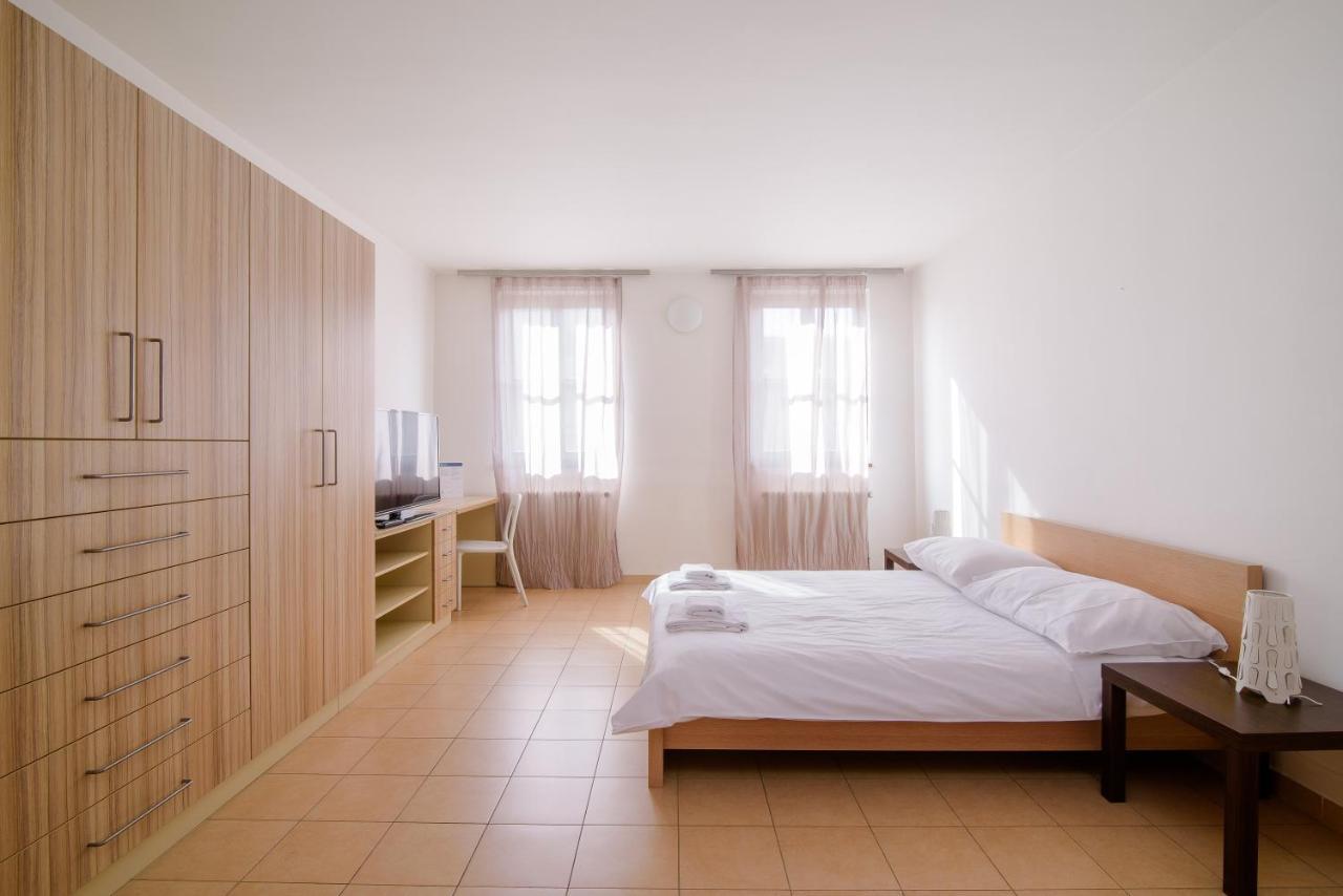 Ginosi Elema Apartel Praha Bagian luar foto