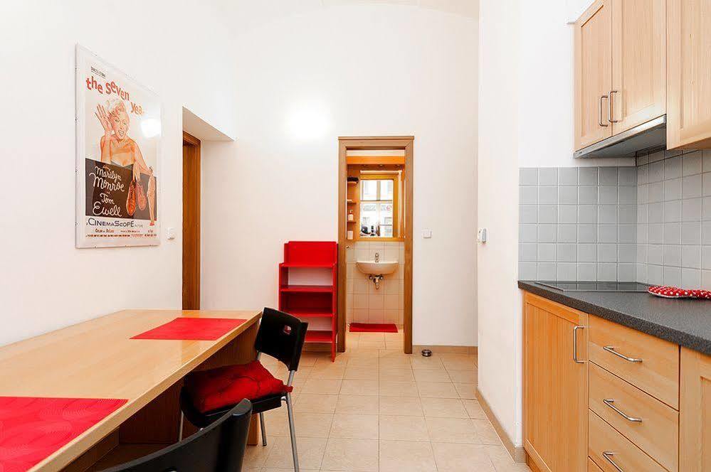 Ginosi Elema Apartel Praha Bagian luar foto